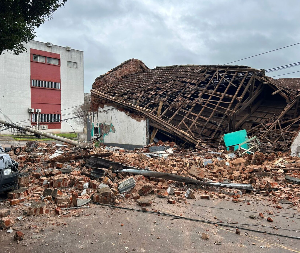 Serviços públicos são afetados após desabamento de estrutura no centro de Cruz Alta