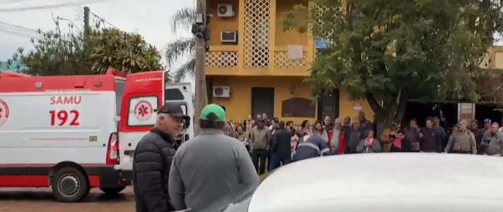 título imagem VÍDEO: Armado com faca, homem fica ferido ao ser contido pela Brigada Militar após invadir estabelecimento no centro de São Sepé