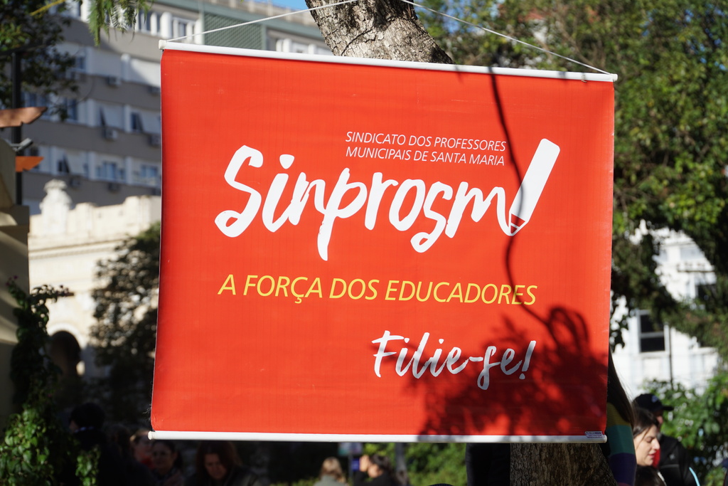 Professores da rede municipal de Santa Maria paralisam atividades nesta quarta-feira por reajuste salarial e melhores condições de trabalho