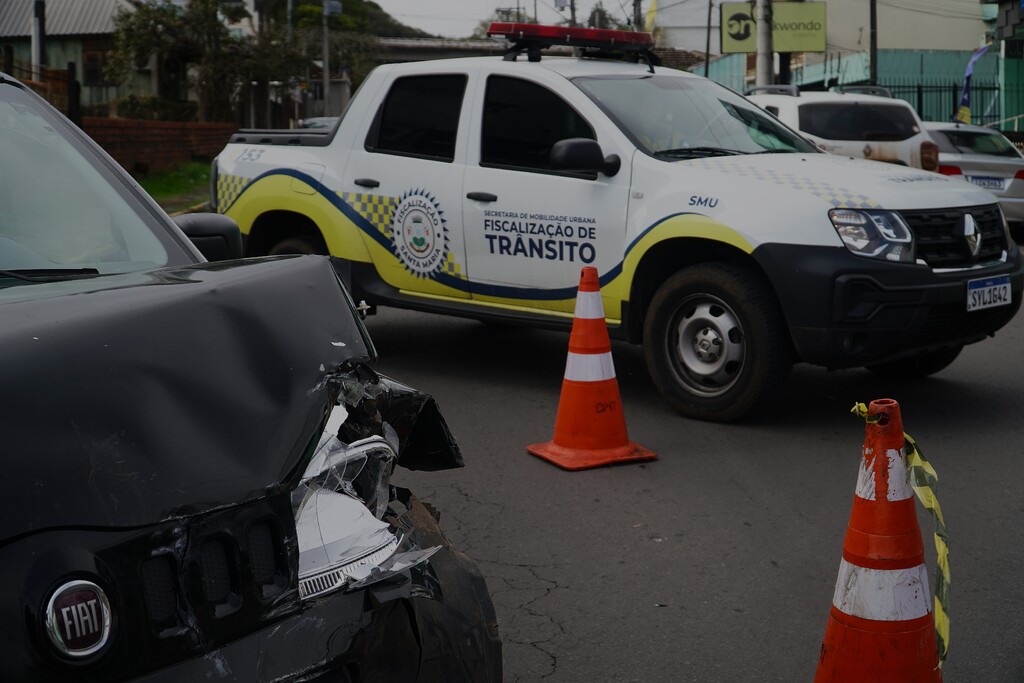 Colisão entre dois carros interrompe parcialmente o trânsito em Santa Maria