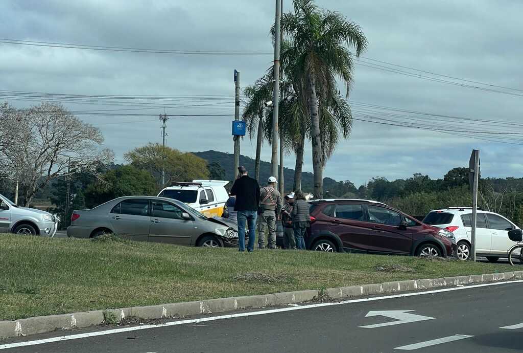 título imagem Acidente no trevo de acesso a Pains, em Camobi, deixa trânsito lento na RSC-287