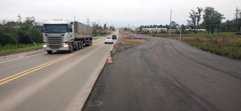 Primeiro trecho da duplicação da BR-392 recebe asfalto na saída para São Sepé