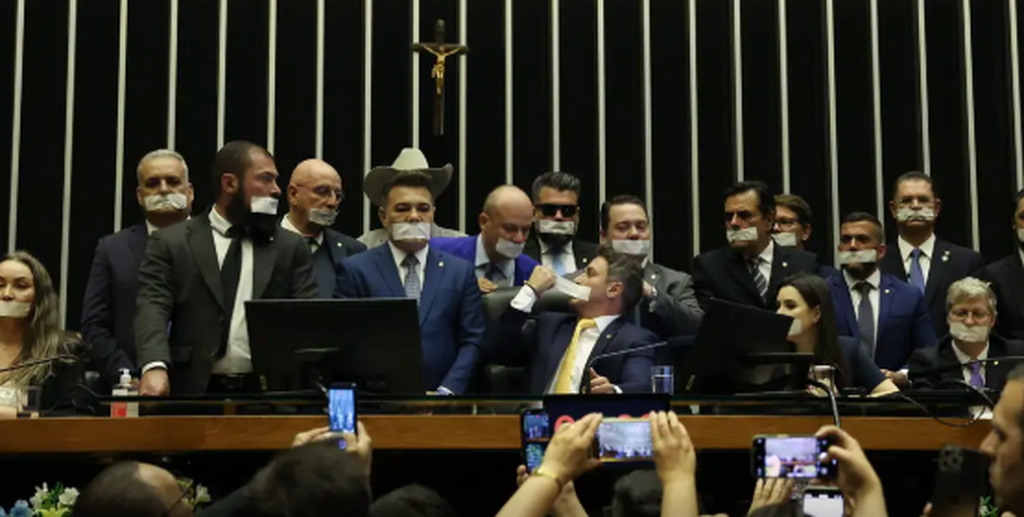 Oposição protesta contra prisão domiciliar de Bolsonaro e ameaça boicotar votações