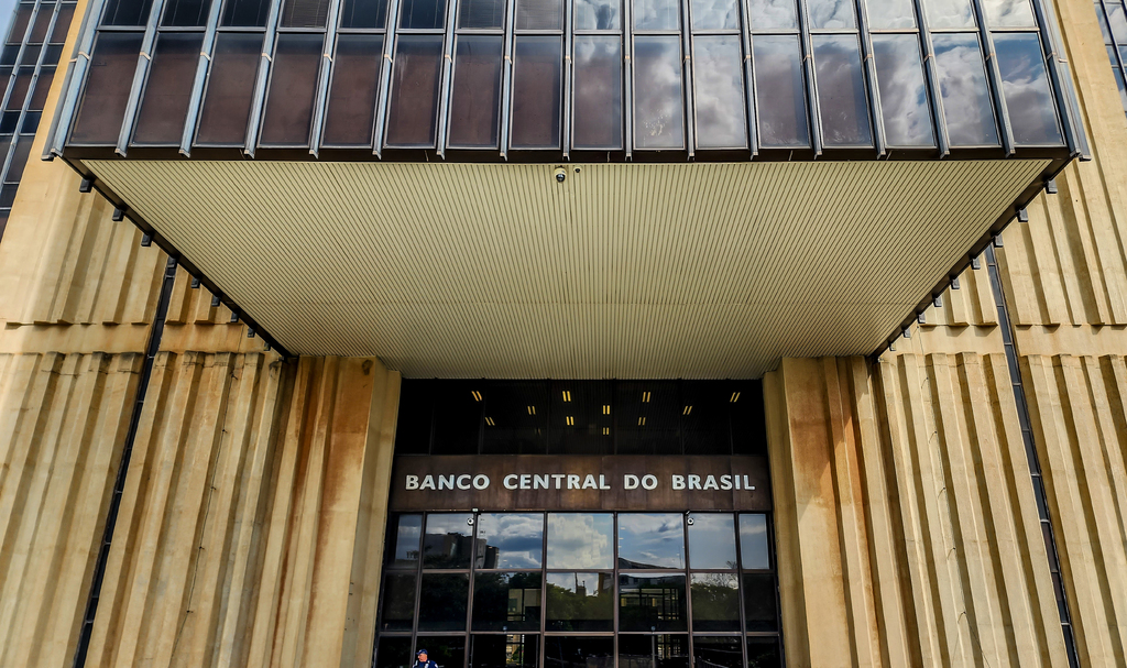 BC acompanha tarifaço e vê juro alto por tempo “bastante prolongado”