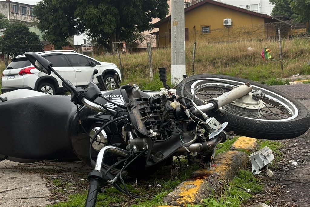 Motociclista bate na traseira de carro e abandona veículo no Bairro Rosário
