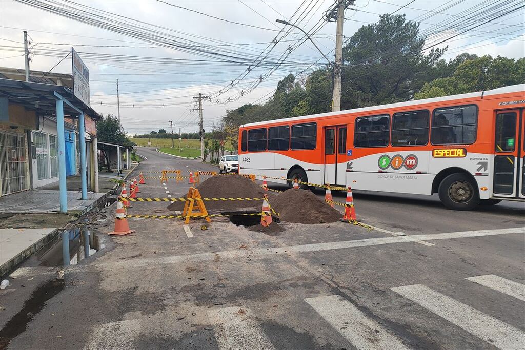 Obra gera cratera e exige atenção de motoristas na Avenida Paulo Lauda