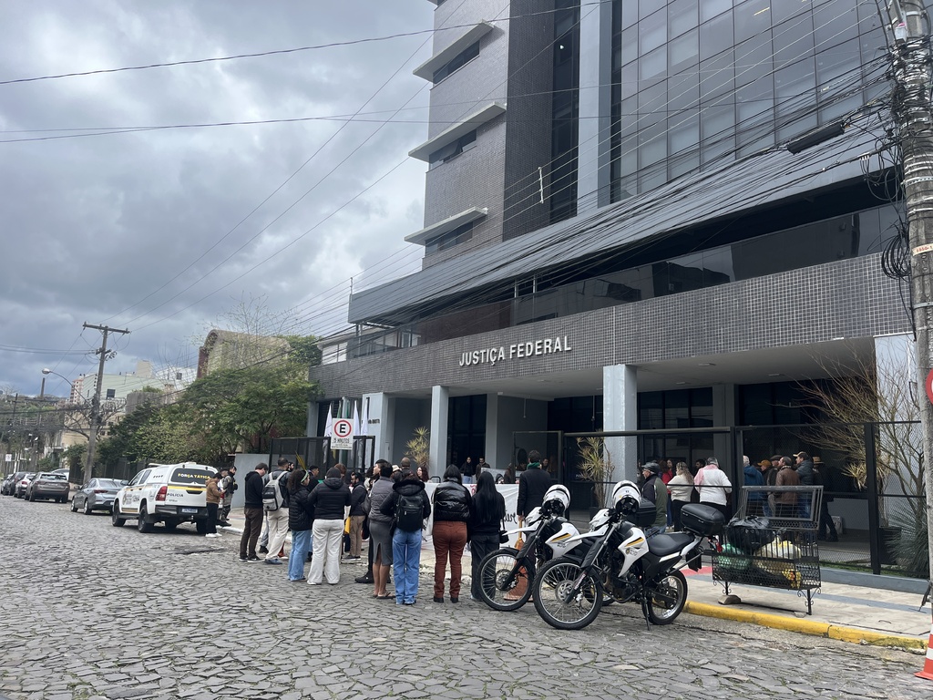 Audiência de conciliação na Justiça Federal propõe concessão de área provisória para comunidade caingangue em Santa Maria; manifestações foram realizadas em frente ao local