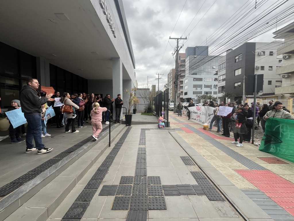 título imagem Audiência de conciliação na Justiça Federal propõe concessão de área provisória para comunidade caingangue em Santa Maria; manifestações foram realizadas em frente ao local