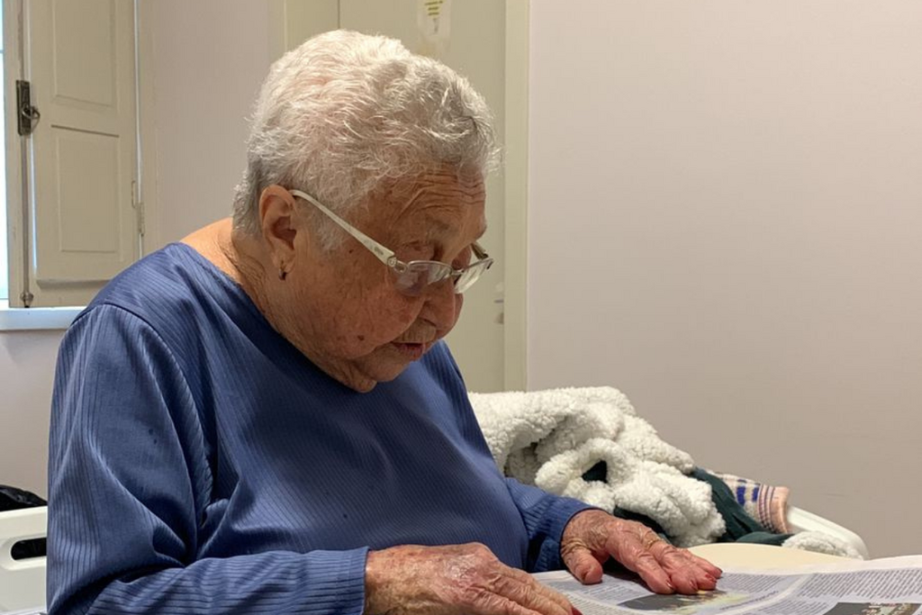 Galeria de imagens: Dona Maria durante período em que passou internada, sempre acompanhada do jornal impresso