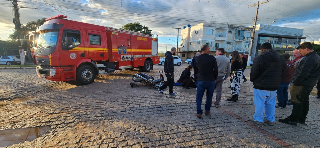 Foto:  Luís Garcia (Reprodução) - Acidente entre carro e moto, com três feridos.