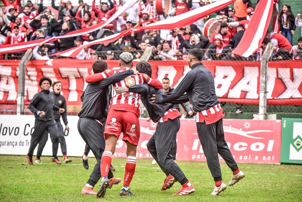 De virada, Inter-SM vence Veranópolis, sai em vantagem e fica a um empate do acesso