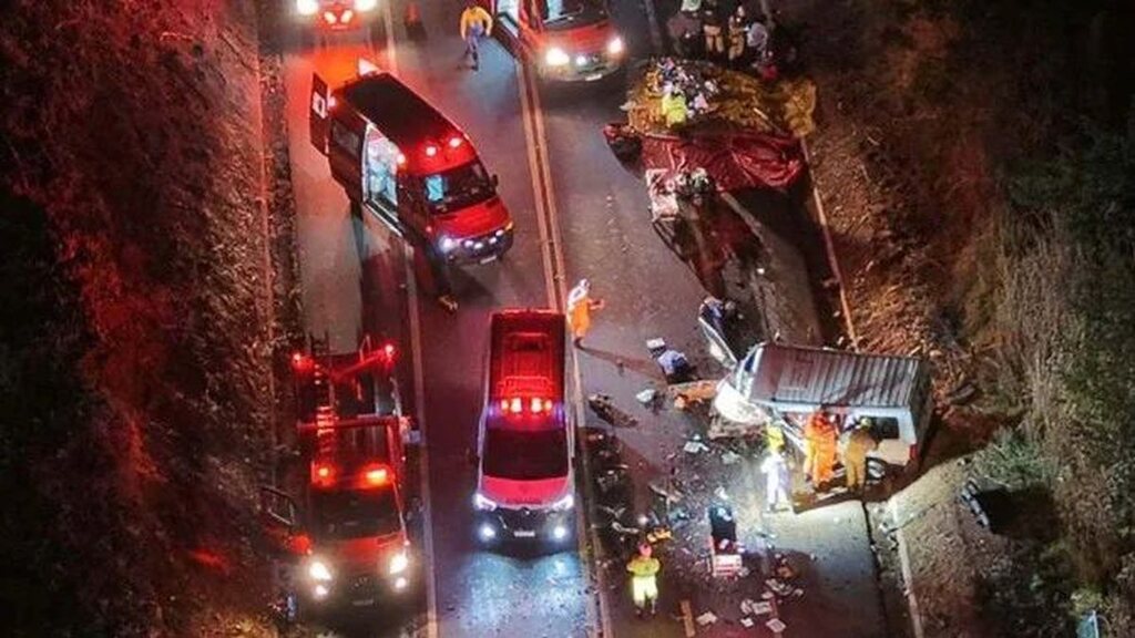 Acidente entre carro e van deixa quatro mortos e 16 feridos em Uberlândia
