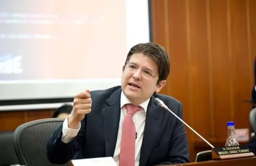 Morre Miguel Uribe, pré-candidato à presidência da Colômbia baleado em evento de campanha