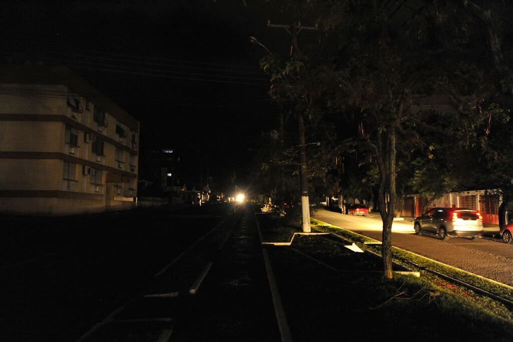 Sancionada lei que obriga concessionárias a indenizarem consumidores após 24 horas sem luz no RS