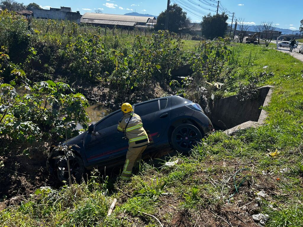 Acidente com carro que deixou família ferida na BR-158 em Santa Maria deve ser investigado pela Polícia Civil