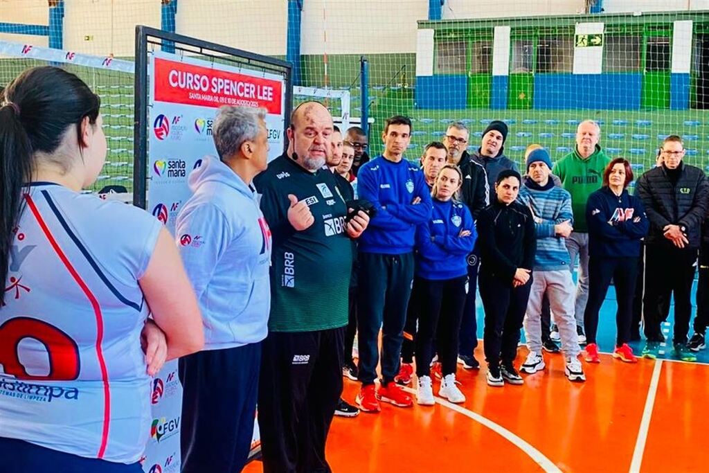 Curso de vôlei com técnico Spencer Lee traz mais de 60 pessoas à cidade