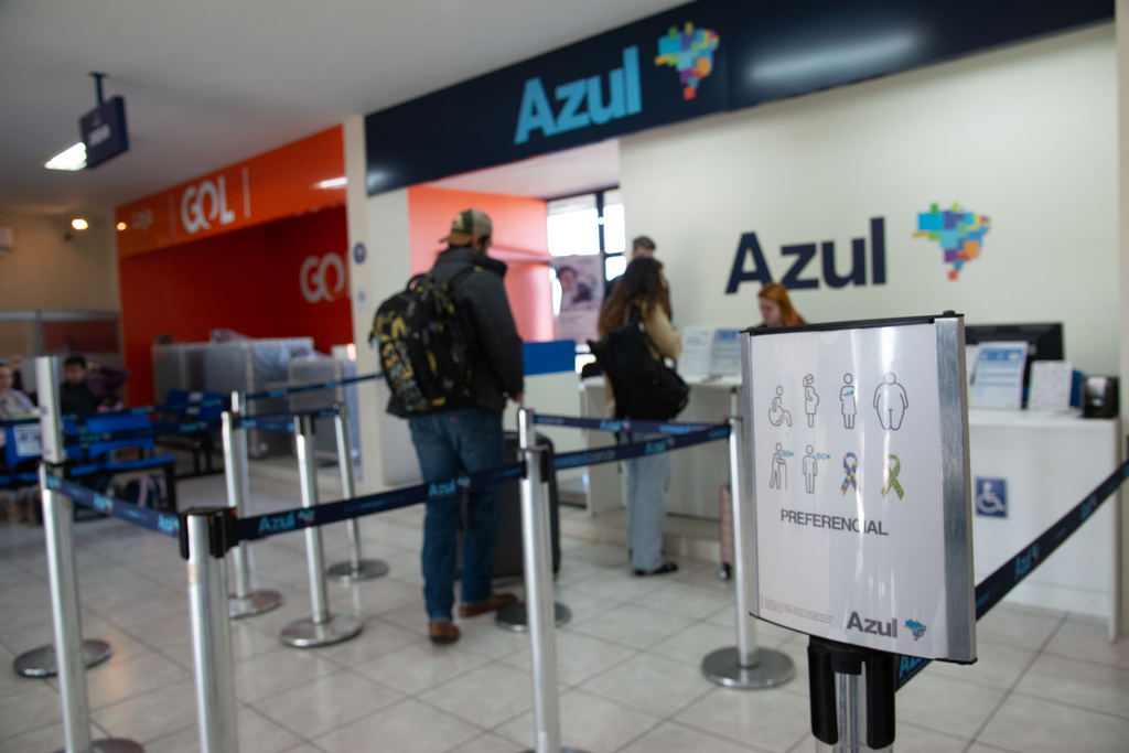 título imagem Azul encerra operações em 14 cidades; Santa Maria segue com voos da companhia apenas para Porto Alegre