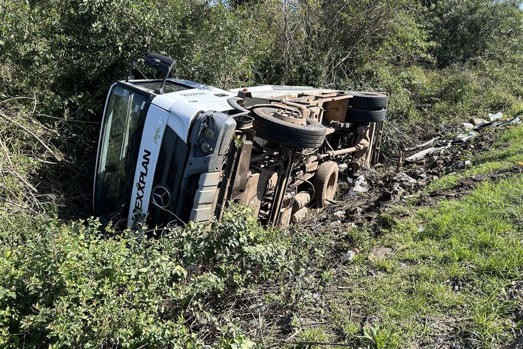 Caminhão de coleta de resíduos tomba na BR-158, em Santa Maria, sem deixar feridos