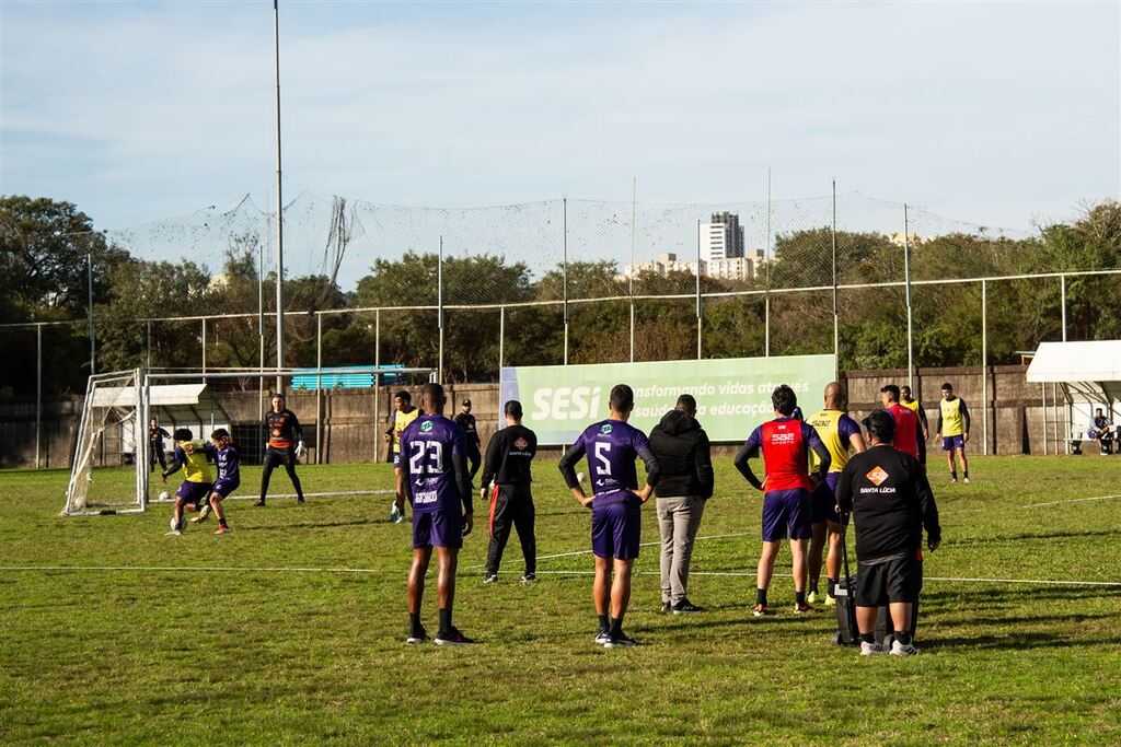 Grupo do Inter-SM abre trabalhos em semana decisiva na busca pelo acesso