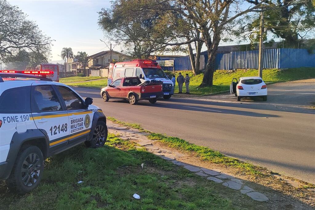 Mulher fica ferida após perder controle da moto e cair em via de Santa Maria
