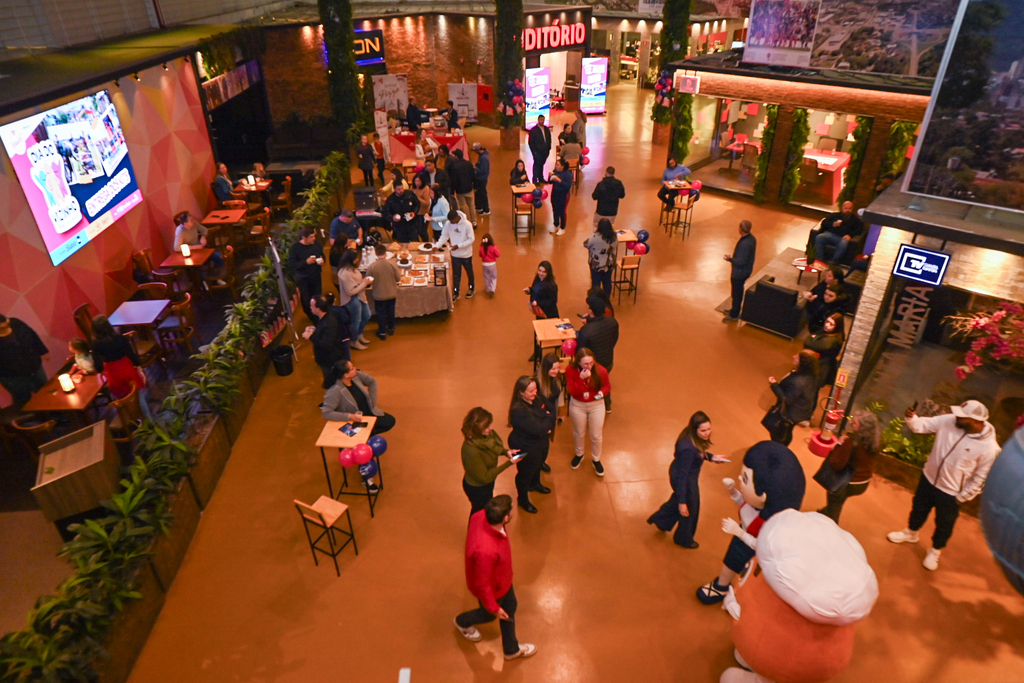 Coordenadores recebem os kits para celebrar o Dia do Vizinho em Santa Maria; iniciativa ocorre no domingo