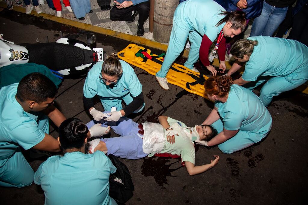 título imagem Simulação de acidente de moto mobiliza alunos de Enfermagem no Centro de Santa Maria
