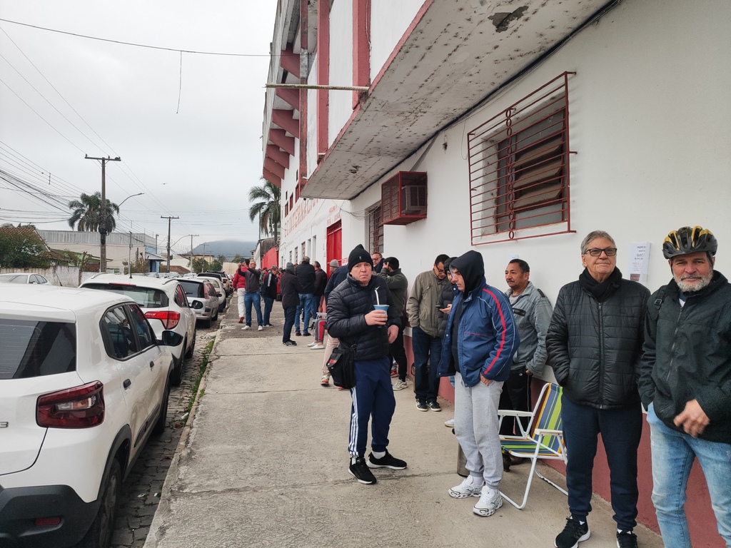 Torcedores formam longa fila para compra de ingressos para jogo decisivo do Inter-SM