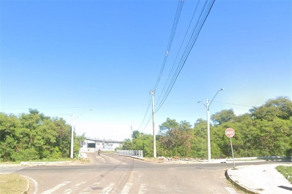  Homem é agredido por populares após tentativa de roubo a celular de mulher em Santa Maria 