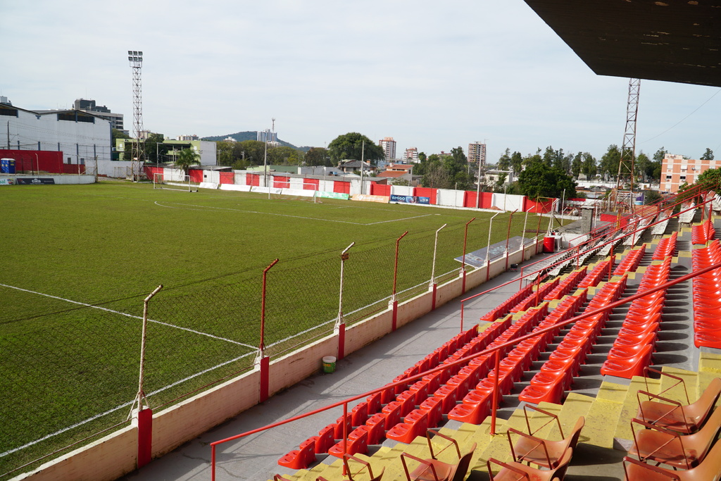 Foto: Arthur Camponogara - Arquibancadas serão instaladas atrás da chamada 