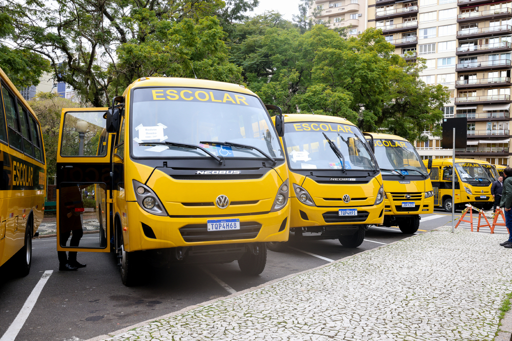título imagem Governo do Estado entrega 46 novos ônibus escolares para municípios gaúchos; Santa Maria é um dos contemplados