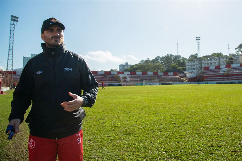 Foto: Vinicius Becker - Técnico de 39 anos revela raízes santa-marienses, trajetória como jogador e o quanto está engajado dia a dia na tentativa de recolocar o Inter-SM na Série A do Campeonato Gaúcho