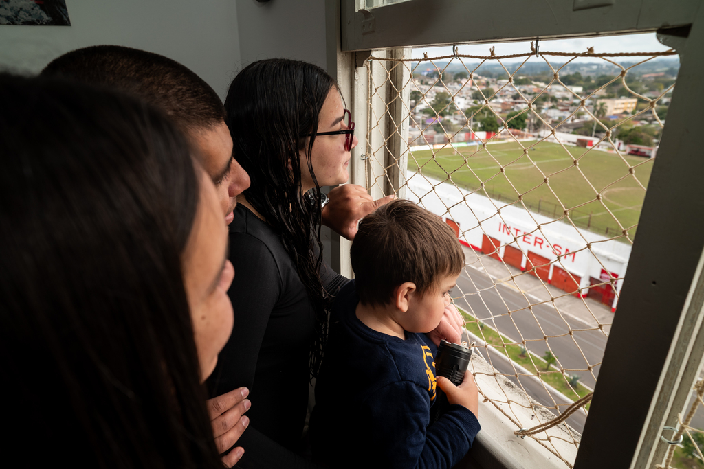 título imagem De camarote: moradores vibram pelo Inter-SM da janela de frente para o Estádio Presidente Vargas