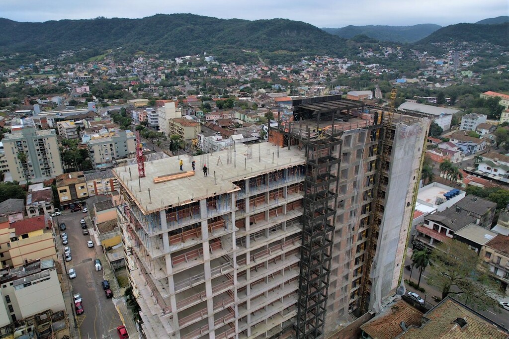 Concluída estrutura de 14 andares do famoso prédio da Avenida Rio Branco; veja prazo de entrega