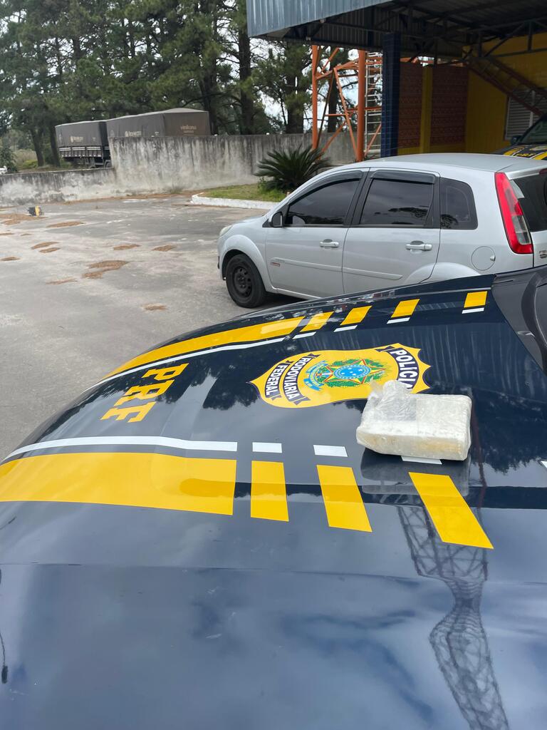 Jovem é presa após tentar descartar tijolo de cocaína em banheiro da PRF em Caçapava do Sul