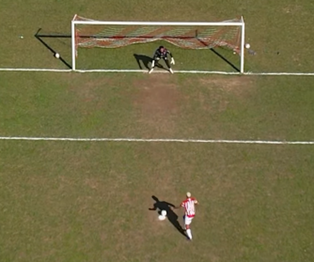 VÍDEO: Gabriel Morbeck desperdiça cobrança de pênalti aos 2 minutos de partida no Estádio Presidente Vargas