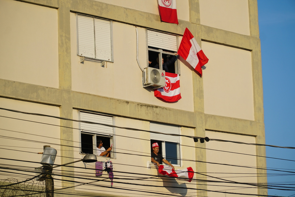 título imagem VÍDEO:  “Santa Maria precisa de um título”: a euforia dos torcedores após 14 anos de espera pelo acesso do Inter-SM