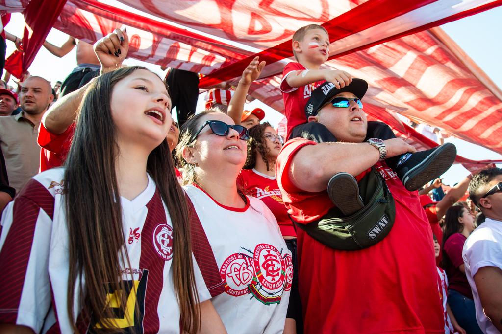 título imagem Na arquibancada, torcedores comemoram o acesso do Inter-SM: “É inesquecível o que estamos vivendo”