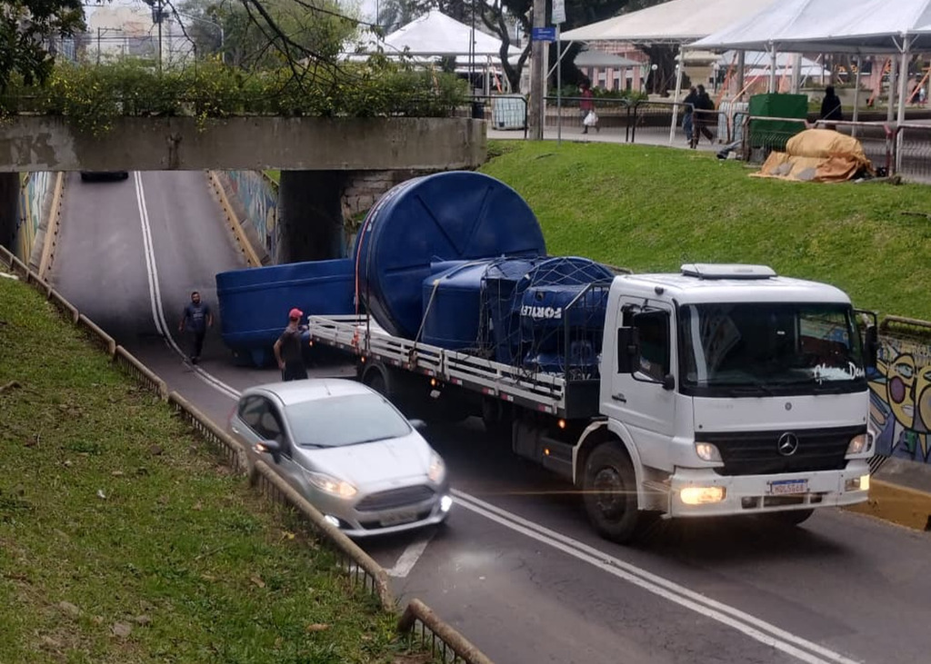 VÍDEO: queda de caixa d’água interrompe parcialmente o tráfego sob o Viaduto Evandro Behr