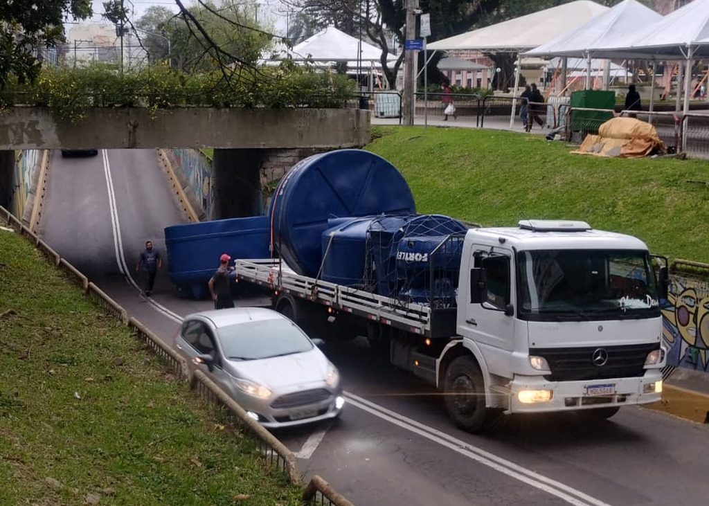 VÍDEO: queda de caixa d’água interrompe parcialmente o tráfego sob o Viaduto Evandro Behr
