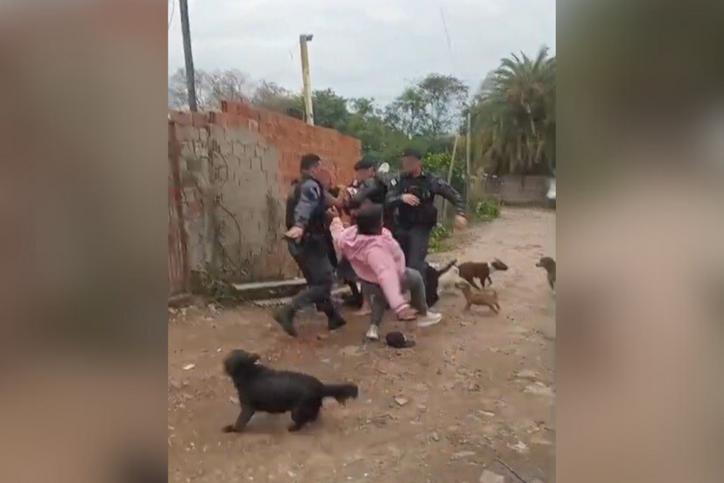 Foto: Reprodução - Morador filmou com celular a abordagem a suspeito de furtar som automotivo na tarde de sábado, na Vila Schirmer. Mulher foi empurrada e caiu no chão