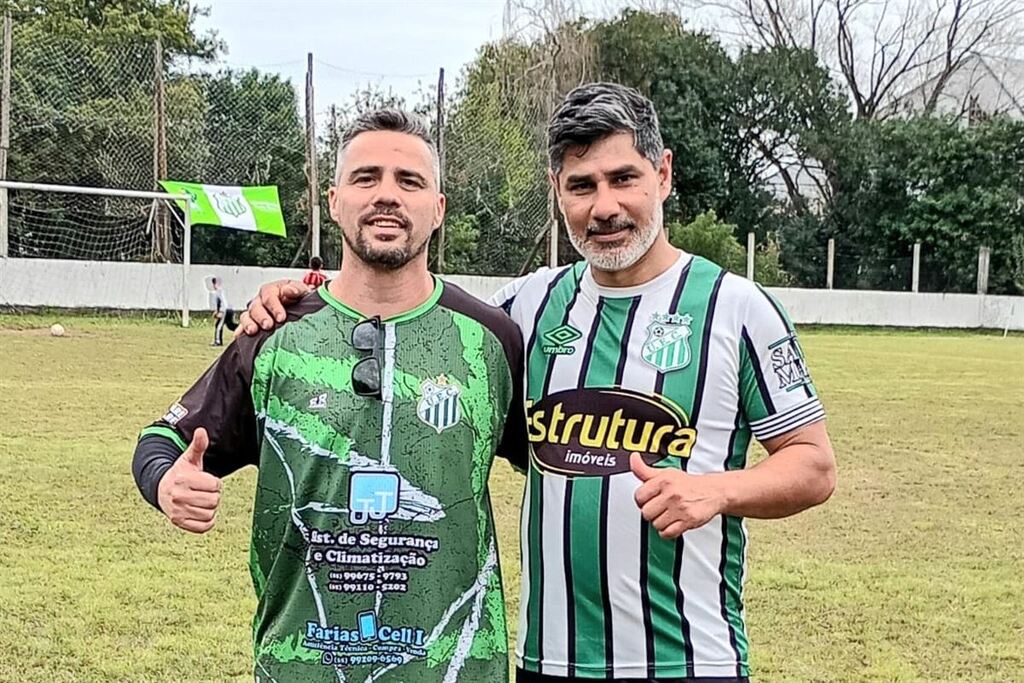 Foto: Uberlândia (Divulgação) - Josiel (à direita) defende o Uberlândia na categoria 40 anos. André Farias (à esq.) é jogador e dirigente da equipe e foi quem agenciou a vinda do artilheiro