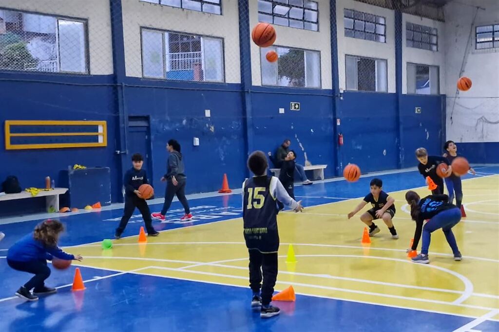título imagem Escola de basquete está com inscrições abertas para meninos e meninas