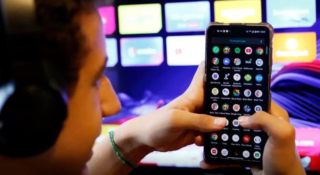 Câmara aprova projeto contra adultização de crianças nas redes sociais