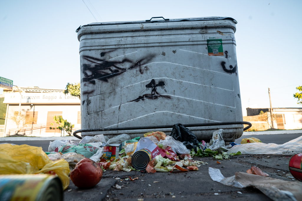 título imagem Aumento de lixo espalhado em contêineres leva à criação de nova rota de limpeza em Santa Maria