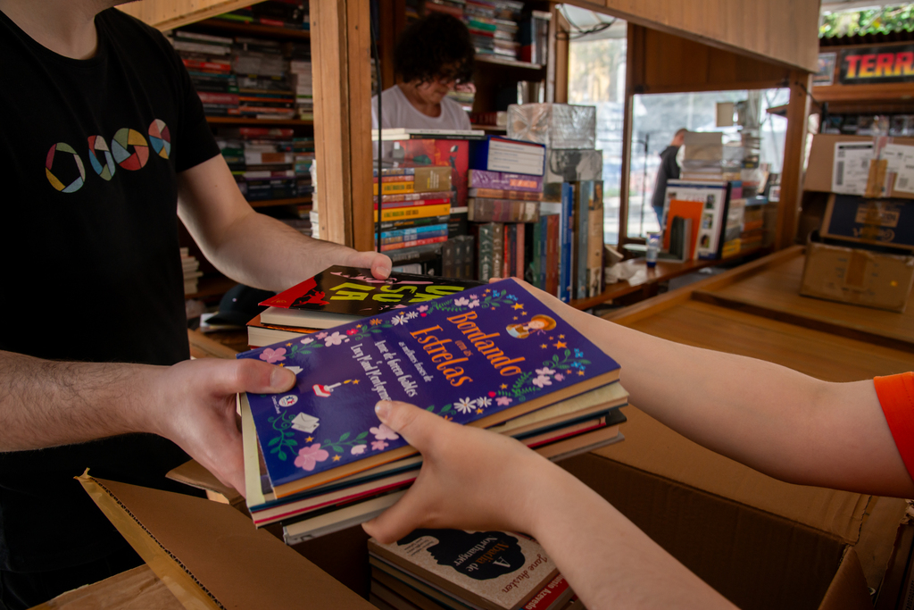 título imagem Feira do Livro 2025 abre as páginas da cultura em toda a cidade; atividades na Praça Saldanha Marinho iniciam nesta sexta