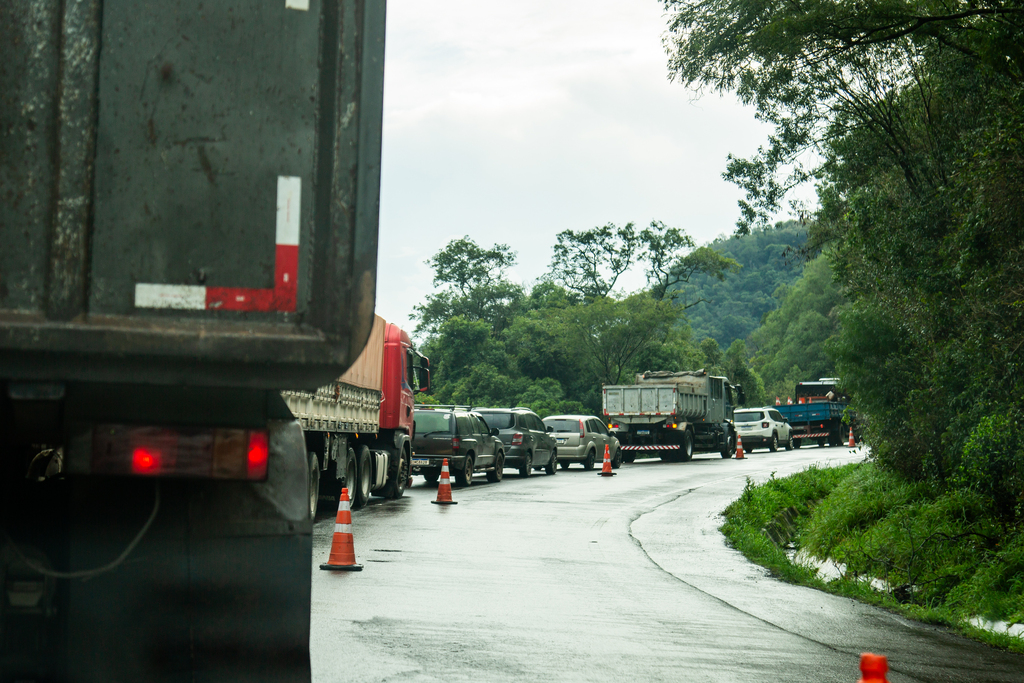 título imagem VÍDEO: A espera na serra: entre a paciência de motoristas e a oportunidade de ambulante na BR-158