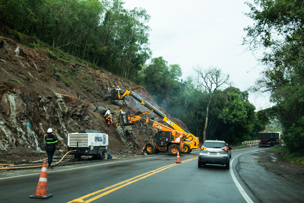 título imagem Medidas começam a amenizar transtornos do “pare e siga” na BR-158, aponta vice-prefeito de Itaara