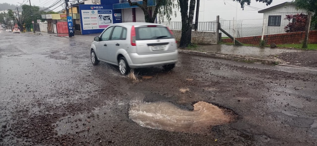 Grande cratera na Duque oferece risco a motoristas