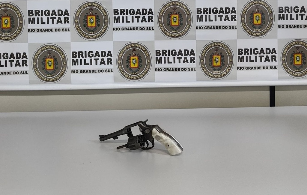 Homem é preso em Faxinal do Soturno após BM localizar arma dentro de carro; Suspeito também apresentava sinais de embriaguez ao volante