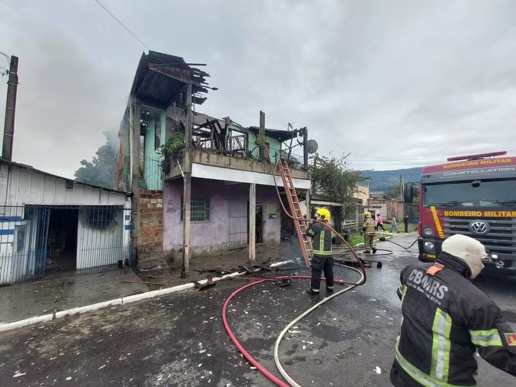 Celular conectado à tomada causa incêndio em Sapiranga; fogo atingiu duas casas